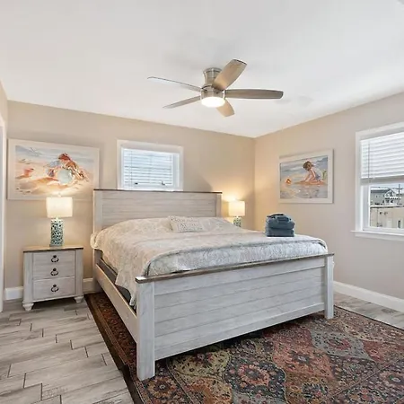 Unit B 2Nd Fl 2Nd Fl Hideaway 2 Block To Beach Parking